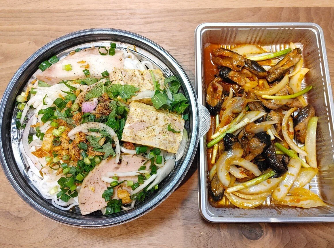 ベトナム料理の新店でカニミソのブンとウナギの炒め物をテイクアウト