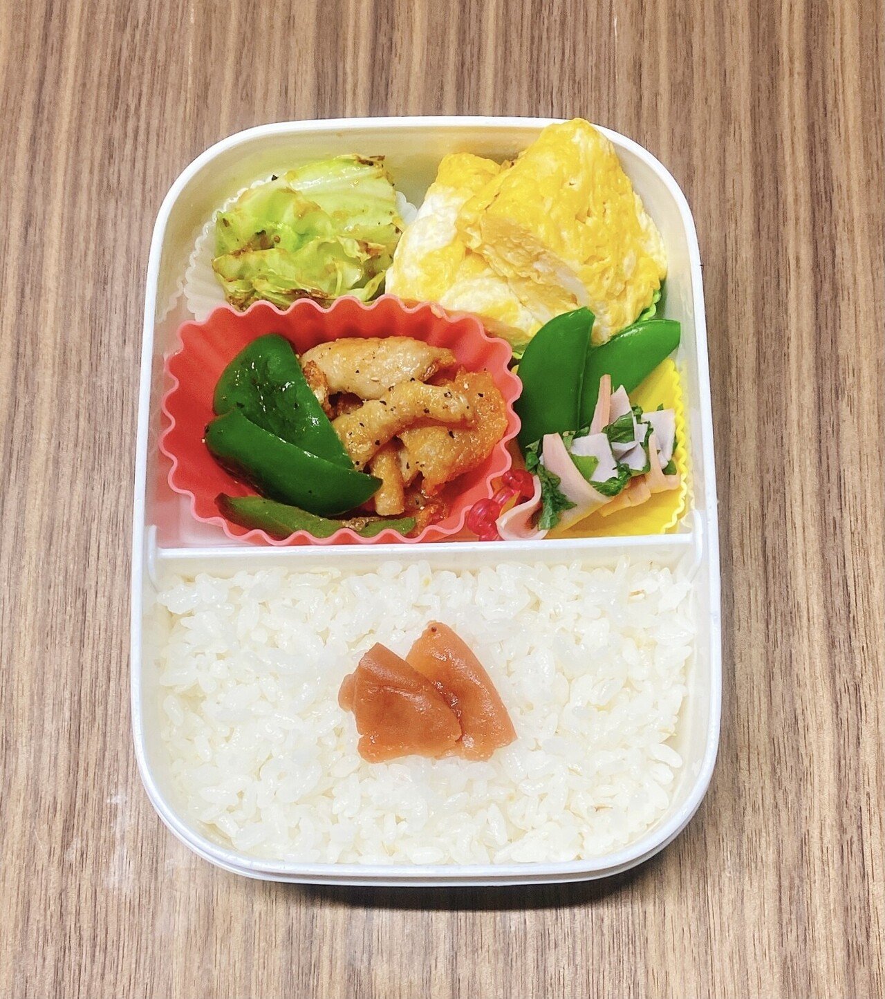 今日のお弁当 今日は鶏皮をカリカリっと またもやピーマンと一緒に焼きました 笑 全体的にお野菜多めになっちゃったかな カリカリ 梅は評判が良くなかったので しそ漬け梅干しに変更 年頃乙女はカリカリ Mii Note