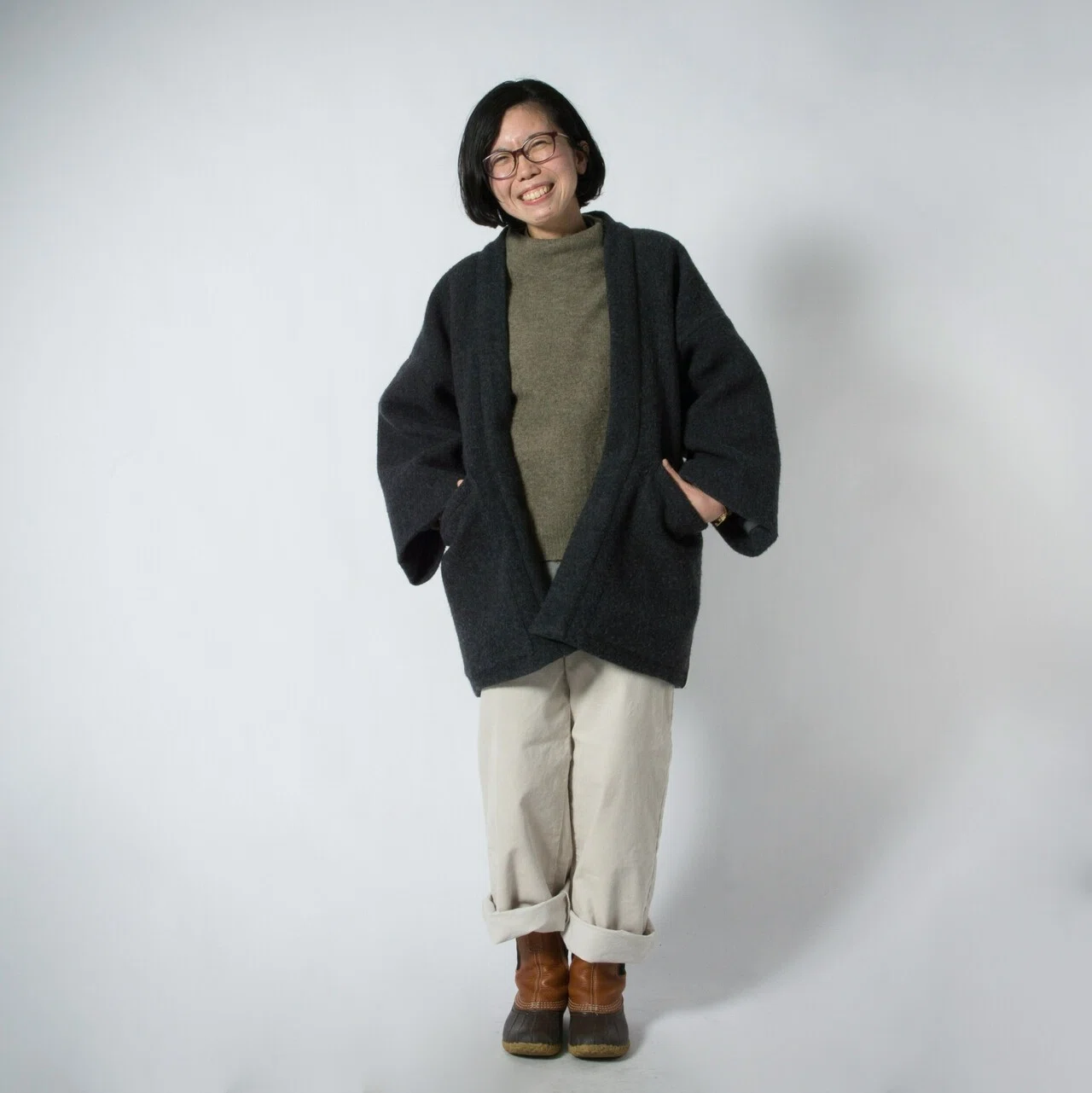綿の服の女性はおしゃれな婦人服のオーバーの綿入れの上着