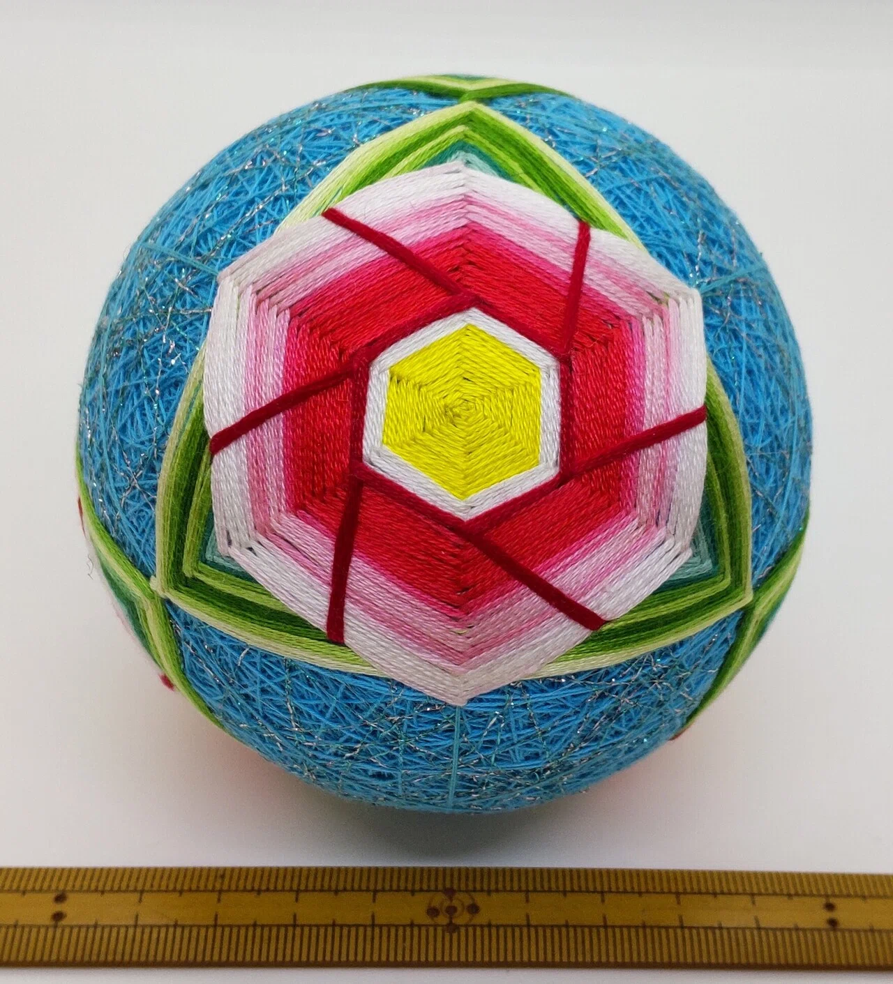 母の手まり、戦中派の女性の手仕事、25番刺繍糸で作る手まり、平成5年