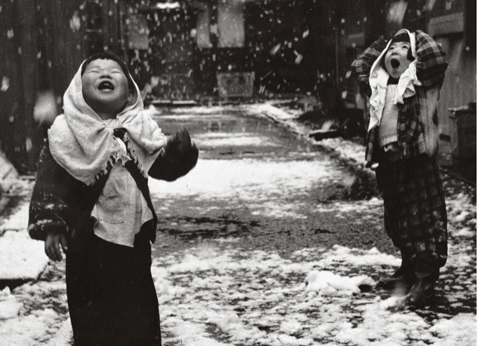 Childsen in the snow    1950          ーー幼かったこの子達も、もう80歳に近いはず。2021年1月20日水曜日。大寒。晴れ。東京中野区、最高気温7℃、最低気温−1℃。北北西の風4m/sec。体感温度−4℃。