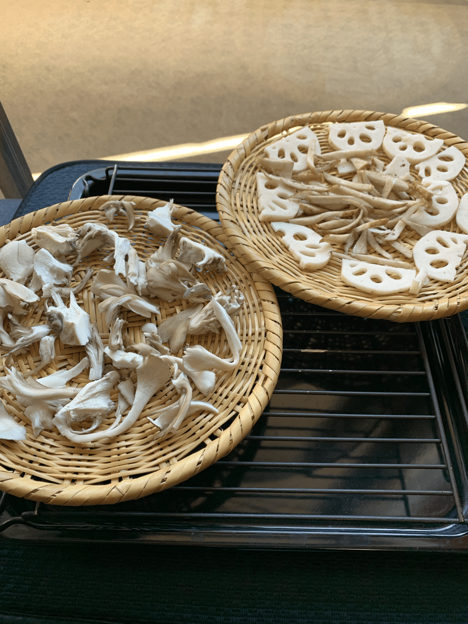 午後から出勤なので 午前中 干し野菜をやってみた 半日干すだけでうま味アップと言うので 今日からまた1週間頑張る 帰ってきてから干し野菜と豚肉の炒め物を作る予定ー楽しみすぎる 干し野菜 室内 Yasu Note 午後から出勤なので 午前中 干し野菜をやってみた 半日干すだけでうま味アップと言うので 今日からまた1週間頑張る 帰ってきてから干し野菜と豚肉の炒め物を作る予定ー楽しみすぎる 干し野菜 室内 Yasu Note