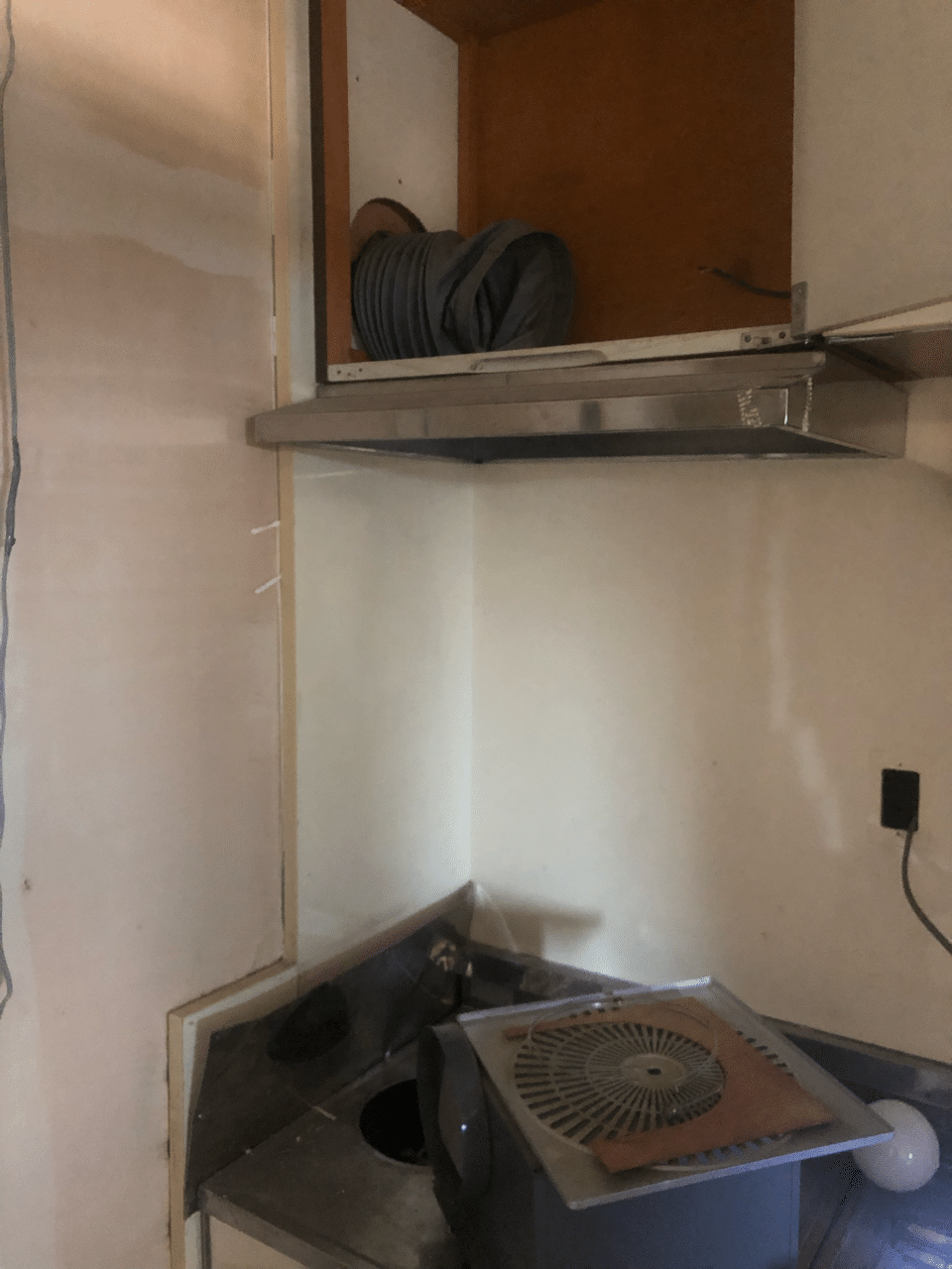 キッチンをぶっ壊す 換気扇の衝撃 Diyとぴーことおすぎ Note
