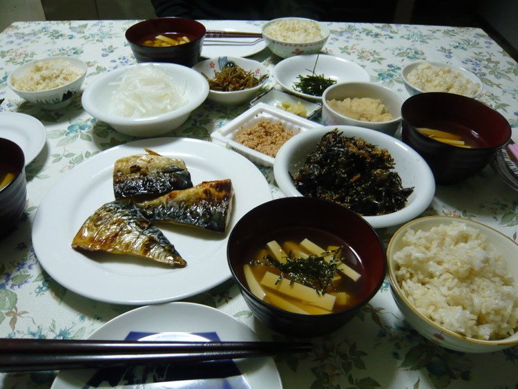 今日の晩御飯　ご飯　うどん豆腐　塩サバ　アラメの煮物　納豆　オニオンスライス　常備菜