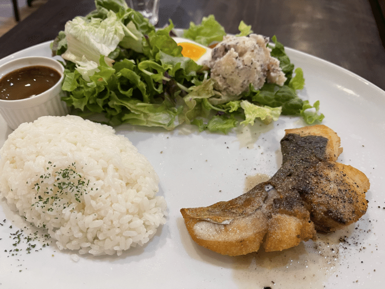 本日は新小川町にある Le MAN さんにて、本日のお魚（カンパチのムニエル）を頂きました。お魚はやや小さめでしたが皮がパリっとしていて美味しいく、和風ドレッシングも私好みでした。しかし、換気は大事ですが、どこのお店も寒いな...#神楽坂ランチ