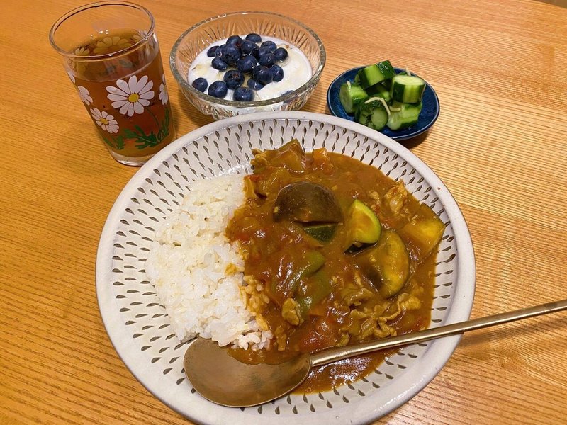 カレーの具材、お米、きゅうり、ブルーベリー！全部いただき物で作った夜ご飯！