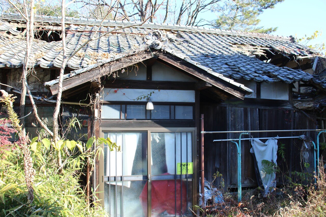 ミニレポ 主を失い崩れ落ちゆく廃民家 富岡那恵 Note ミニレポ 主を失い崩れ落ちゆく廃民家 富岡那恵 Note