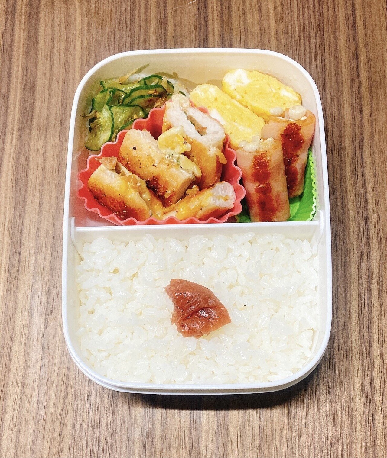 今日のお弁当 今日はささみの梅シソチーズ焼き 卵焼きの向きを変えたら あら不思議 ベーコンのえのき巻きがもう一つ入りそうだね あれ なんだか焼き鳥屋さんみたいなメニュー 笑 Mii Note