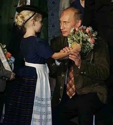 プーチン大統領と子供と花束