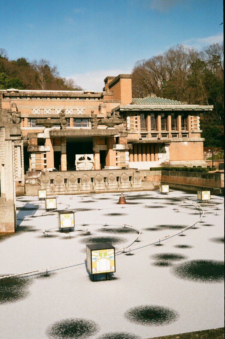 OLYMPUS 35DCの撮影見本 その①
場所は愛知県犬山市の博物館明治村・帝国ホテルの玄関前にて。この日は時折雪が舞う寒い日でした。
