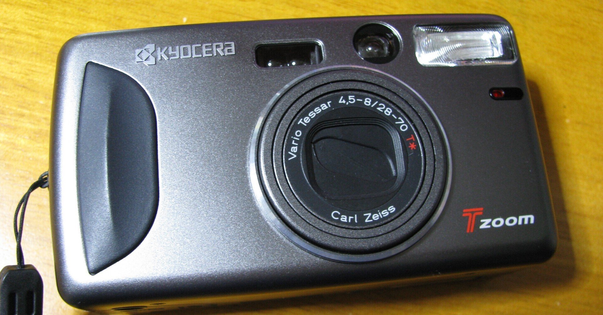 フィルムのコンパクトカメラでは唯一のズームレンズ付き