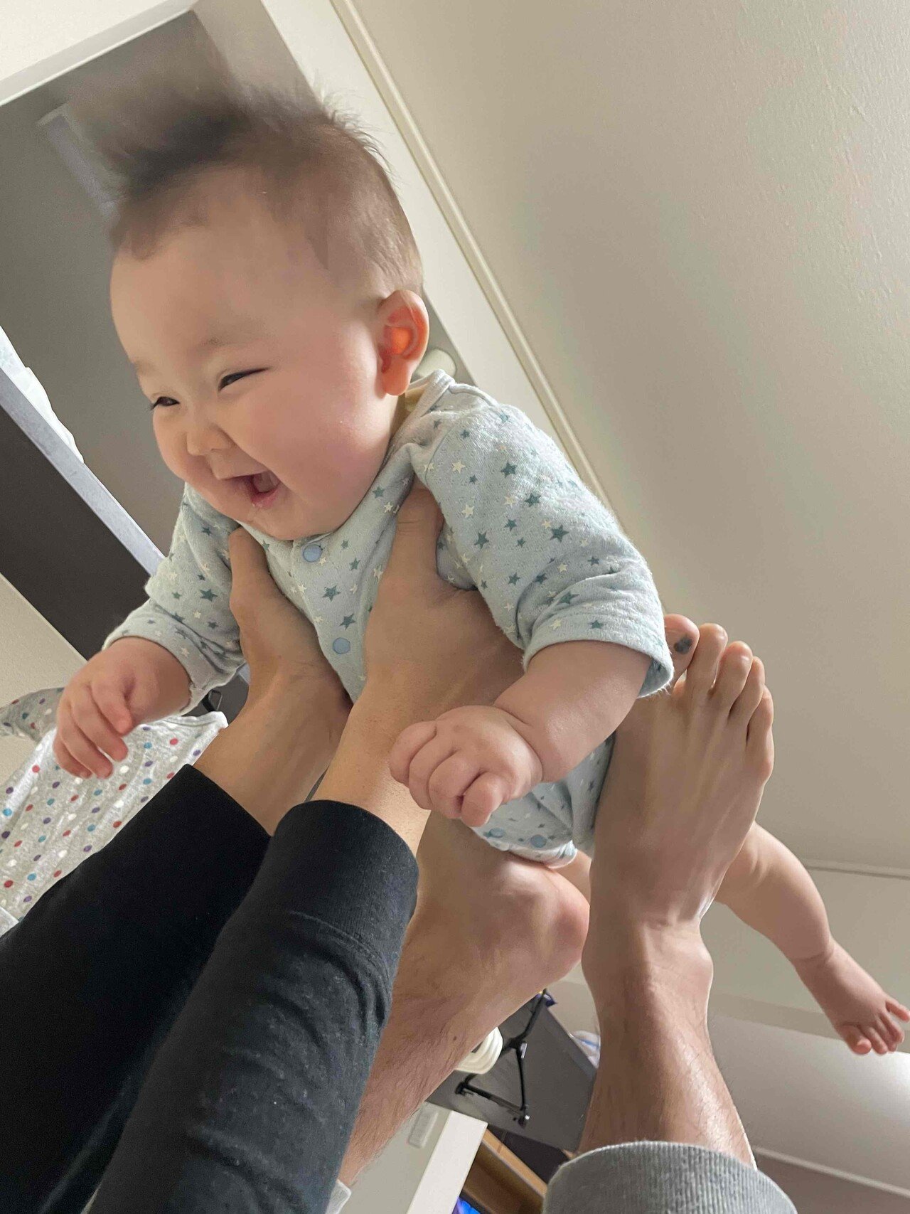 こんにちは Youkaです ヨガのハッピーベイビーのポーズ 我が子も毎日のようにハッピーベイビーの形になって遊んでいますが 親がハッピーベイビー になり子どもを手足に乗せてあやしてあげると 親はエクササイ Youka F Note