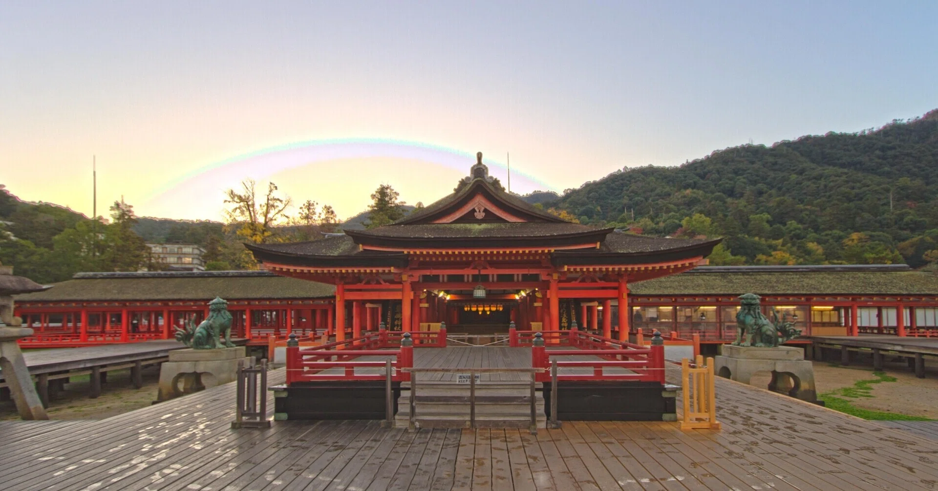 宮島厳島神社、朝の顔と夜の顔｜calancolon