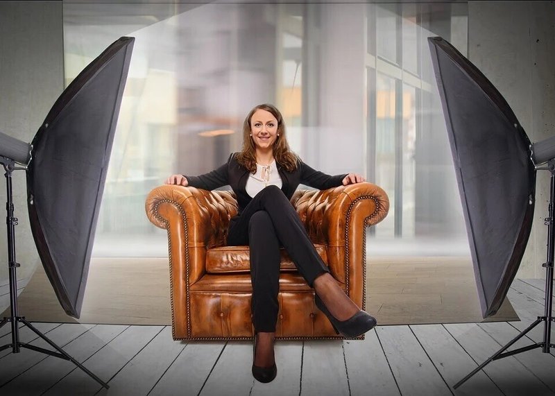 女性・ビジネス・インタビュー前・大きめの椅子