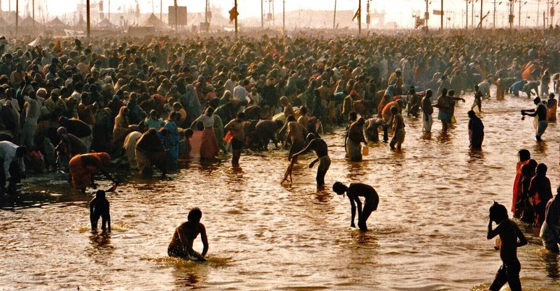 23 全裸サードゥの大行進と川辺を埋め尽くす巡礼者 インド最大の奇祭クンブメーラ インド アラハバード ３ Masa Kamejikan Note