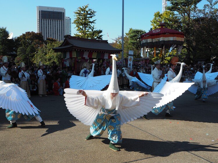 優雅な笛、太鼓に合わせて白鷺達が浅草寺の境内を美しく舞う。浅草寺絵巻から生まれた貴重な舞い。
#白鷺の舞
#まつりとりっぷ 
#4月
#東京都
https://j-matsuri.com/