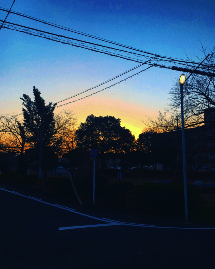 日の出前。