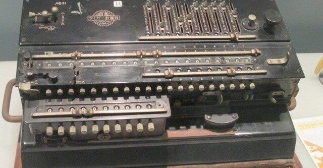 クルマ計算機 TYPE １ 正確な計算を行う機械：苦悩の歯車コンピュータ｜佐藤もとい