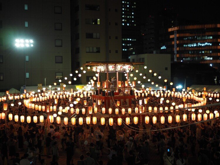 国の重要文化財を背にして踊るフォトジェニックな盆踊り。
#築地本願寺納涼盆踊り大会
#まつりとりっぷ
#7月
#東京都 
https://j-matsuri.com/