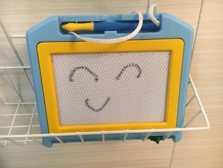 泊まりに来た甥っ子が風呂場のメモ用らくがきボードに残していった笑顔。消さずにおいて、見るたびこっちも笑顔になる。