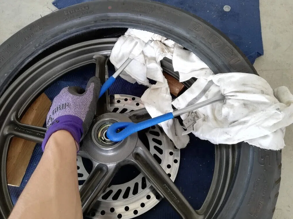 バイクの車検 タイヤの劣化とフロントフォークのオイル漏れで失格 最近車検運がない 車もなんだかんだと金がかかっているので バイク は自分でやって節約することにしました チューブレスタイヤはビードを落とす Nz在住パイロット Ash 育児はじめました Note