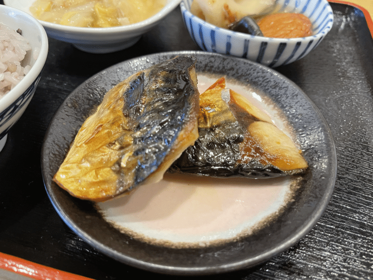 本日は本多横丁にある きん助 さんにて、薬膳カレーが名物なのですが、日替り定食（サバ塩）を雑穀米で頂きました。派手さはないものの、サバ塩はほどよい大きさで食べやすく、しっかり小鉢が2つ付いており、身体にも良さそうな感じです。#神楽坂ランチ