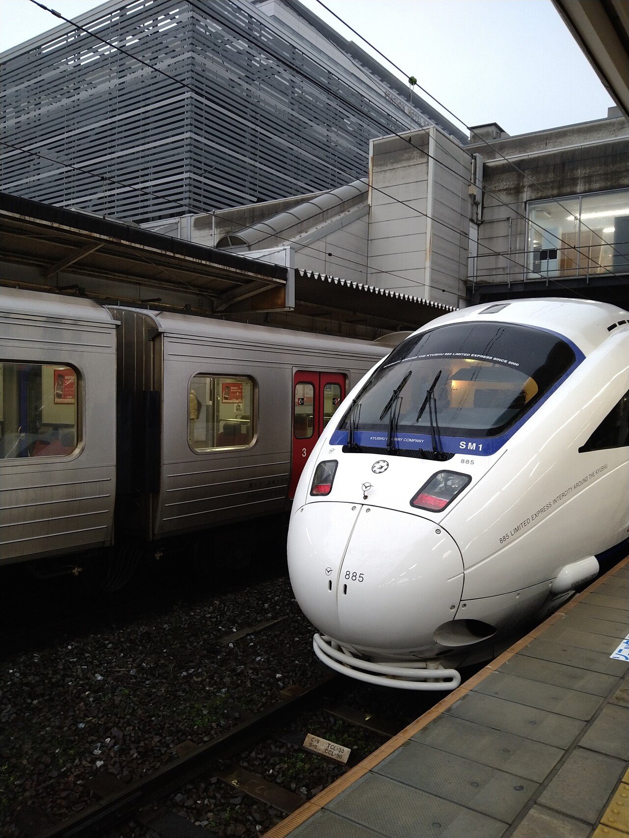 所用でjr九州の特急ソニックに乗りました たまたまsm1編成 5系 白い シリーズのトップナンバー デビュー当時から走っている最ベテラン車両ですが 21年経っても走りは衰えていません 丸っこく 弓葉 響 ゆみのは ひびき Note