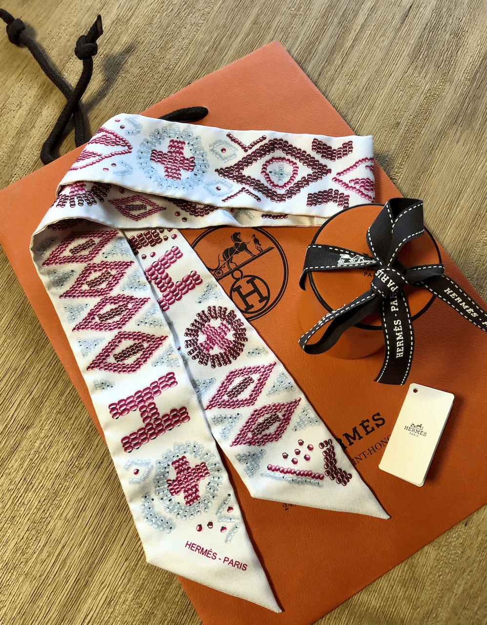 緊急入荷！ Hermes エルメスのツイリー ケリー・アン・ペルル Crème