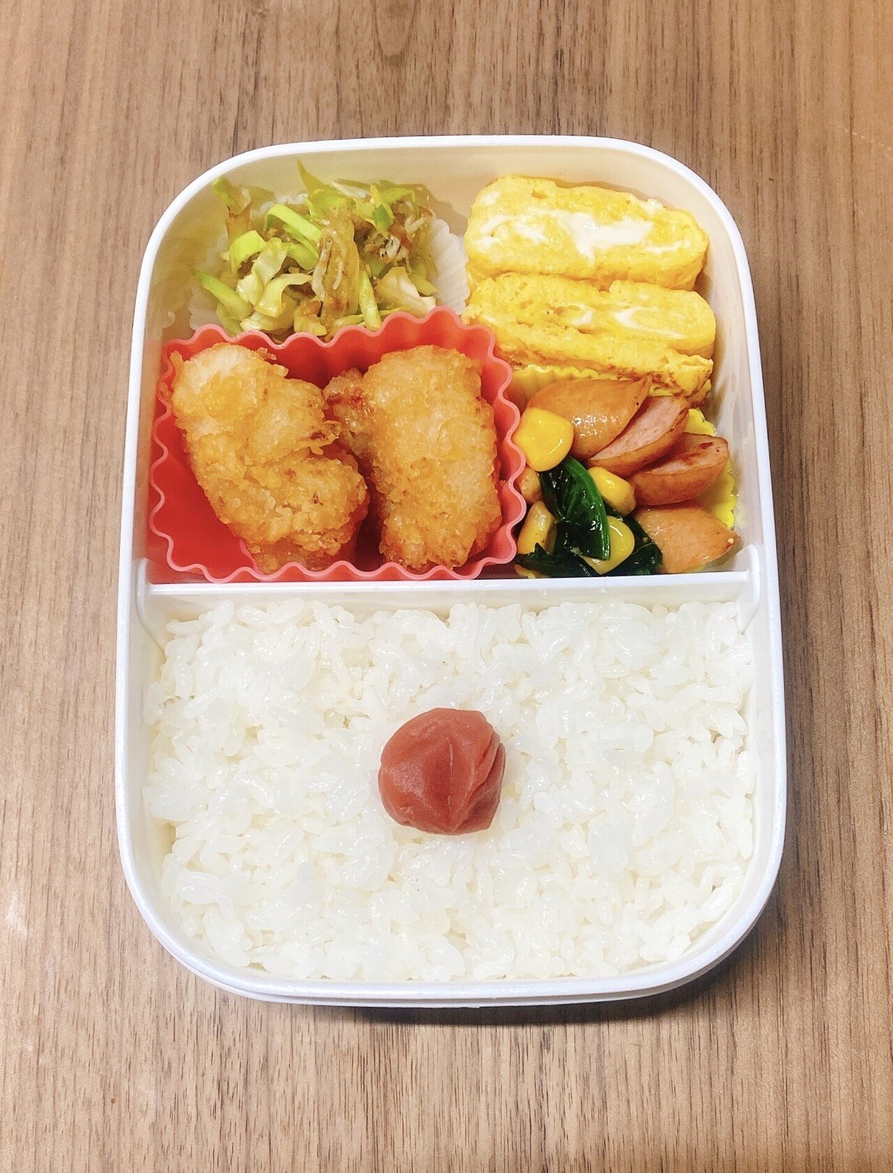 今日のお弁当 今日は冷凍食品の塩麹のからあげ これ むっちゃ美味しい また 補充しなくっちゃ ほうれん草は ウインナー Amp コーンと定番風に焼いて キャベツは ちりめんじゃこ Amp 鰹節で和風に Mii Note