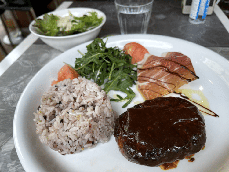 本日は実家の隣にある grande es さんにて、気まぐれランチ（ハンバーグ デミグラソース）を頂きました。ポテサラの生ハム乗せ、クレソンと別途サラダと結構お野菜が頂けて、ドレッシングも美味しかったです。珈琲はおかわりもできます。#神楽坂ランチ