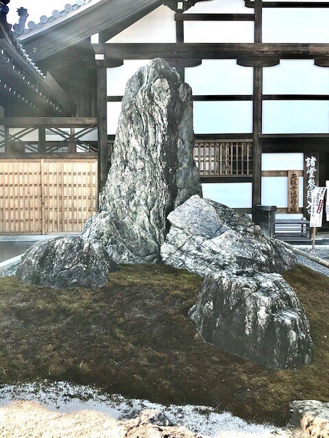 曽源池庭園の滝石組は、日本庭園の最高峰 ! The Takiishigumi in the