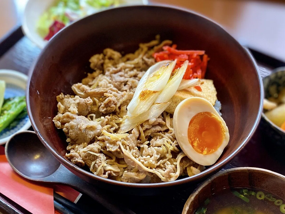 02.やぐやKICHIJOJIの無限牛めし（アップ）