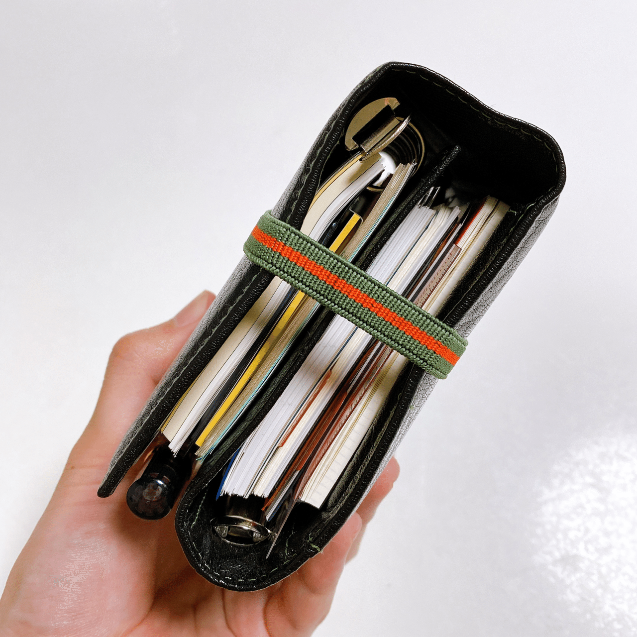 ディープの革だからこれだけ包みこんでくれるだけで 他の革やったら確実にあかんことになってる とは言え 私の場合常に挟みすぎ入れすぎなので 自己責任で お願いします トラベラーズノートの時もこんなだった たけちよ Takechiyo987 Note