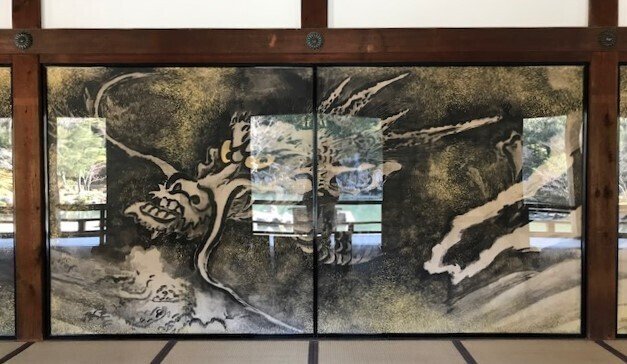 外光が襖雲龍図を照らす Outside light illuminates the Fusuma 外光が襖雲龍図を照らす Outside light illuminates the Fusuma