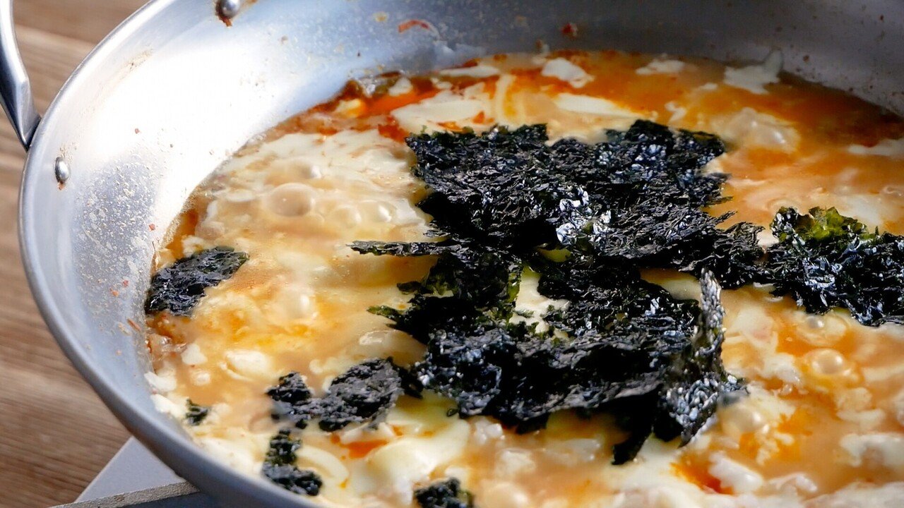 キムチ鍋の〆におすすめなのが チーズ雑炊 残った煮汁を煮立ててごはんを入れて シュレッドチーズを散らし溶けたら出来上がり チーズ の量は好きなだけ 惜しみなくがポイント あれば韓国のりを散らすと最高 同じ 美窪たえ おとな料理制作室 Note