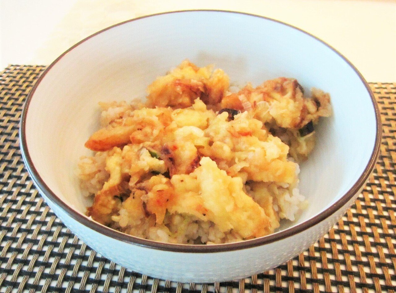 夫ががんばってくれたお昼ごはん かき揚げ丼 昨日の夕食は 桜エビとじゃが芋と長ネギのかき揚げでした その残り を使って今日のお昼に夫がかき揚げ丼をつくってくれました めんつゆと白だしと砂糖 それに醤油と水 真帆 沁 Maho Shin 文筆家 Note 夫ががんばってくれたお昼ごはん かき揚げ丼 昨日の夕食は 桜エビとじゃが芋と長ネギのかき揚げでした その残り を使って今日のお昼に夫がかき揚げ丼をつくってくれました めんつゆと白だしと砂糖 それに醤油と水 真帆 沁 Maho Shin 文筆家 Note