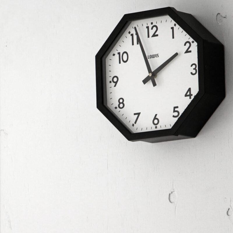 八角形の万能時計 置き時計としても掛け時計として優秀な Lowis Industry Octagon Clock 中尾有宏 Beams販売員 モノセレクター Note