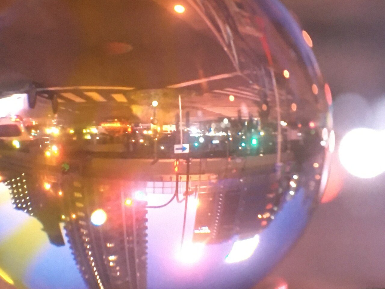 逆さまの街 好きなことがそのままあり続けることってないんだ 恋って気まぐれだよ 不意にやってくるんだ 片思いが逆さまになれば 両思いになれるのかな 両思いになりたいな 叶わないけど 片思いの 片思い Note