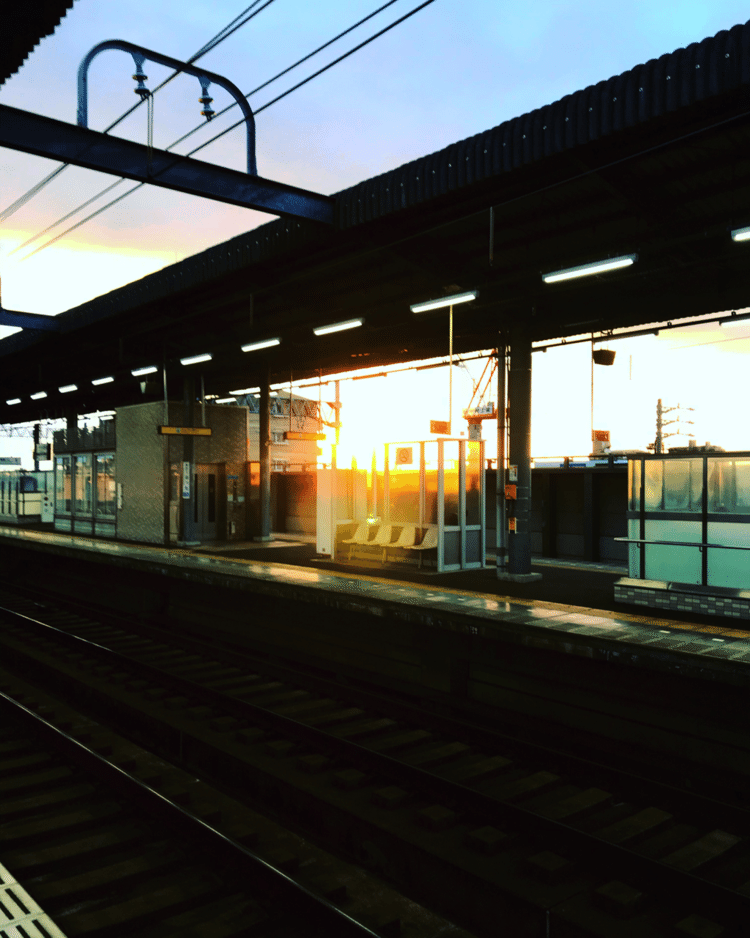 朝の駅。