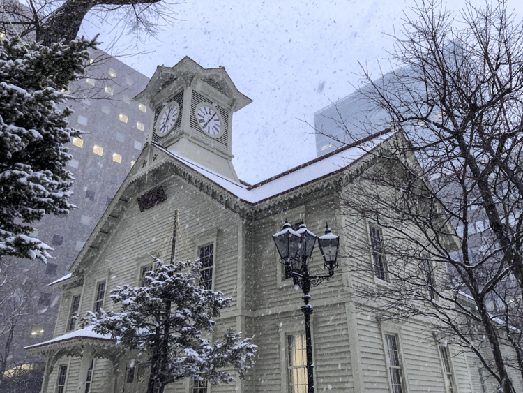 日本三大がっかりスポットと揶揄されることの多い「札幌時計台」。ところがその風景は、写真で切り取られることによって印象が大きく変わります。特に雪が降る冬になると、その景観は一気に幻想的になり、思わずカメラを向けたくなります。冬の時計台はおすすめです。