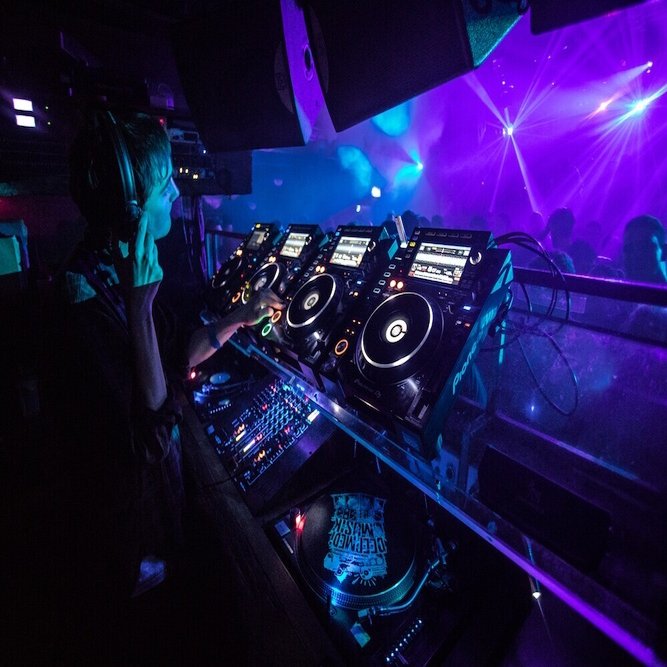 Dj 自分がなりたいdjの種類を知って最短距離で一人前のdjになろう 4つのdjスタイルとオススメ機材 Midori Dj歴年 Note