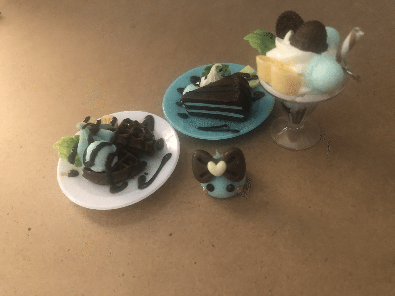 発掘しちゃった 机の横をちょっと整理したら出てきちゃった チョコミントのガシャポングッズ 懐かしい ほっぺちゃん はおまけとして載せました ちなみに 一緒に載ってるほっぺちゃんは 最近買ったばかりのもの ターコイズ ミント Note