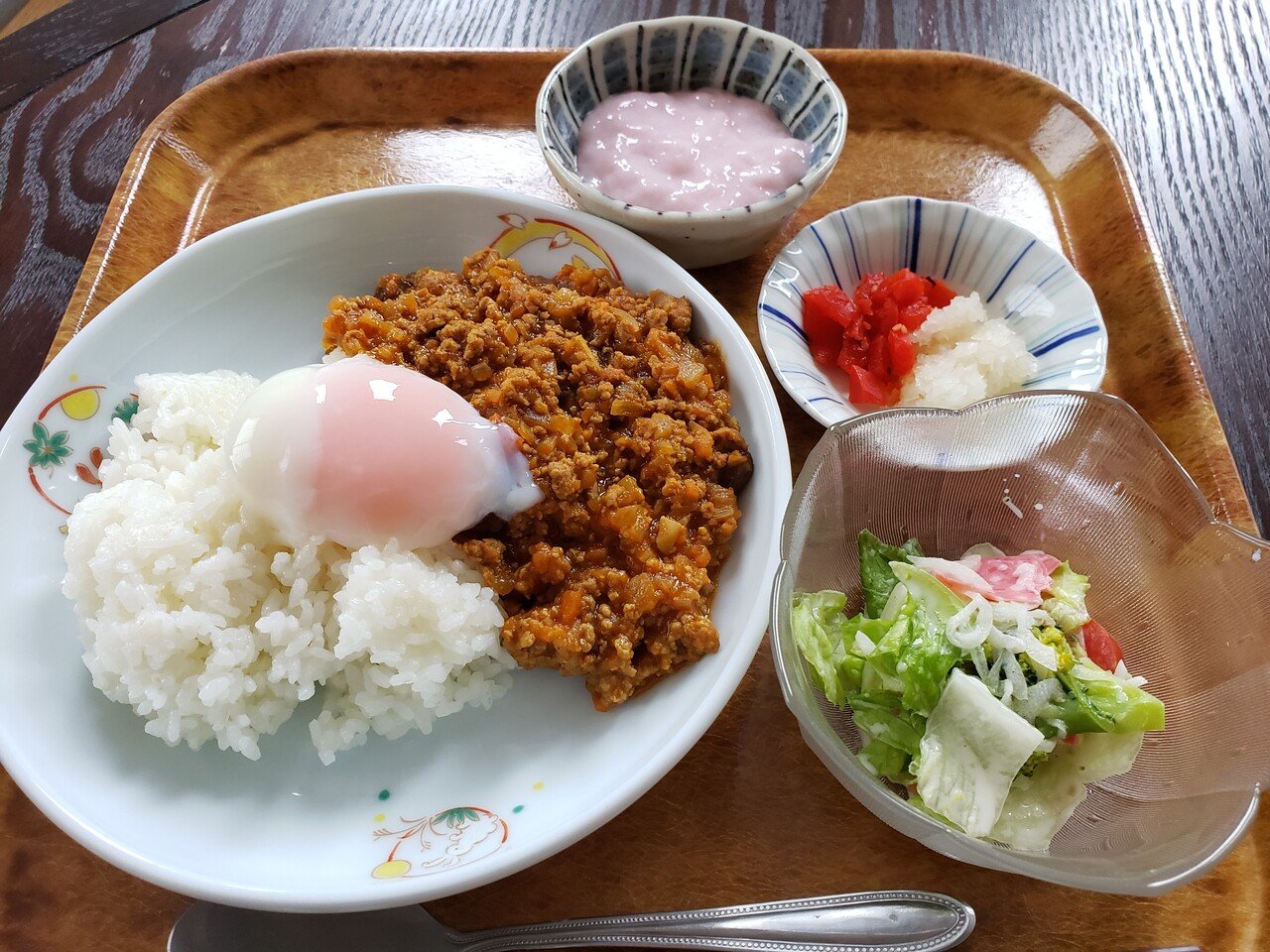 デイサービスのご飯 今日はドライカレーです カレーピラフじゃなくて本格的なやつ 温泉玉子が付いてるのが何気にうれしいです てか これってキーマカレーとどう違うの わかってることは 今日も美味しいと ぱわ太の 幸せ実感ノート 人生を楽しむ河童 Note デイサービスのご飯 今日はドライカレーです カレーピラフじゃなくて本格的なやつ 温泉玉子が付いてるのが何気にうれしいです てか これってキーマカレーとどう違うの わかってることは 今日も美味しいと ぱわ太の 幸せ実感ノート 人生を楽しむ河童 Note