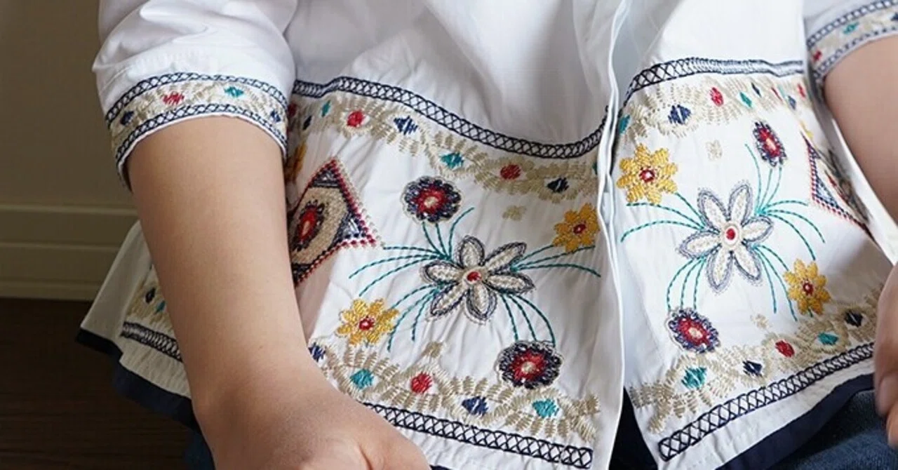 貴族の民族衣装を思わせる刺繍のバンドカラーブラウス｜kinarina