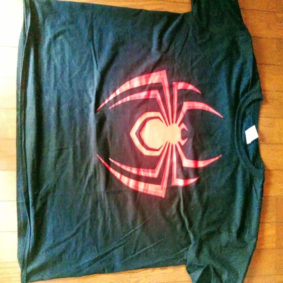 PS4・PS5「スパイダーマンマイルズモラレス」Tシャツとノートが当選 