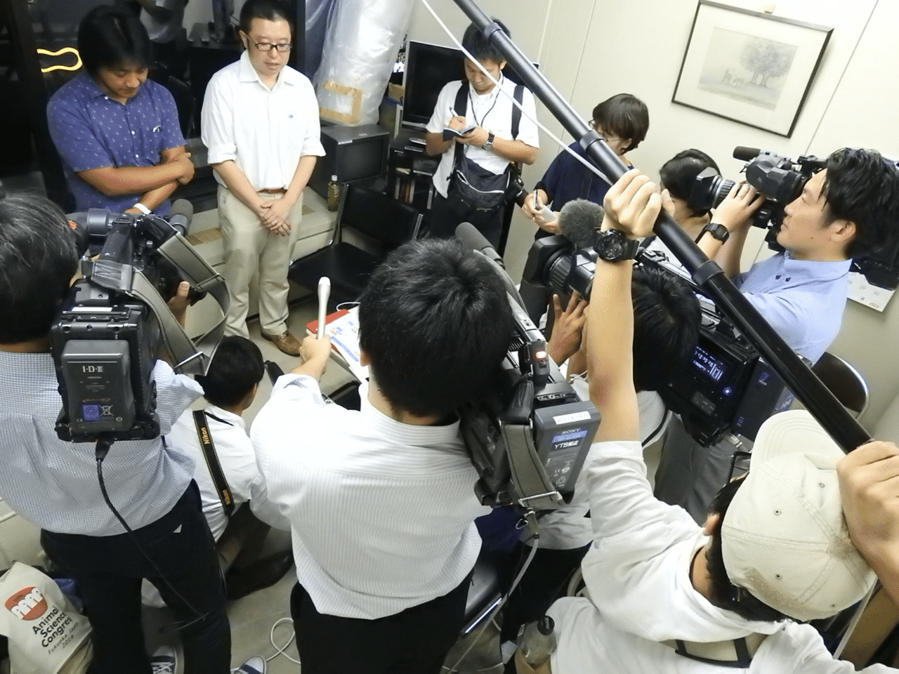 鳴き声研究の第一人者による カラスと酒に吞まれた探求の日々 世界で唯一 カラス誘導 稼業の全貌とは 本がひらく