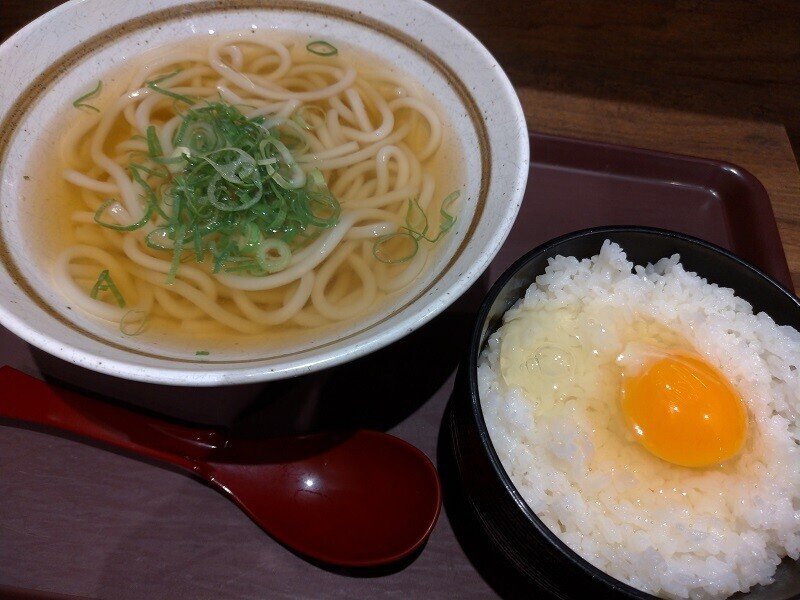 近鉄大阪難波駅構内にある 粋麺あみ乃や で晩御飯 ワンコイン以下430円のそばセットの玉子かけご飯 定食をかけうどんをチョイス お出汁が効いたこしうどんは美味しく Tkgはご飯が詰まっていて お腹もそこそ まるぞう Note 近鉄大阪難波駅構内にある 粋麺あみ乃や で晩御飯 ワンコイン以下430円のそばセットの玉子かけご飯 定食をかけうどんをチョイス お出汁が効いたこしうどんは美味しく Tkgはご飯が詰まっていて お腹もそこそ まるぞう Note