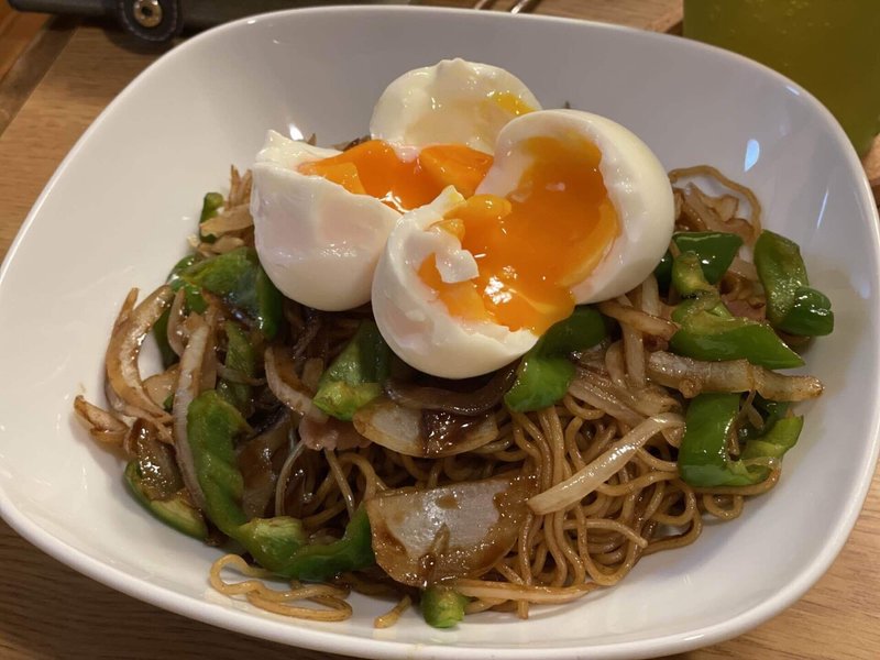 焼きそばと半熟卵 干し肉 元生ハム原木 からの 四角いフライパン欲しい ちぃ Note