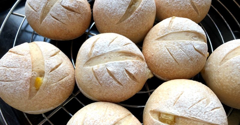 八朔（はっさく）の天然酵母から作る小さな丸パン