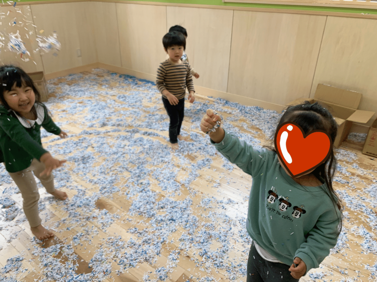 シュレッダーの紙遊び かがやきの森保育園うえだ Note シュレッダーの紙遊び かがやきの森保育園うえだ Note